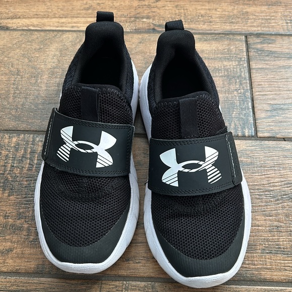 Under Armour Boys Velcro Pull On Sneaker Shoes size 3.5Y Black - Picture 2 of 6